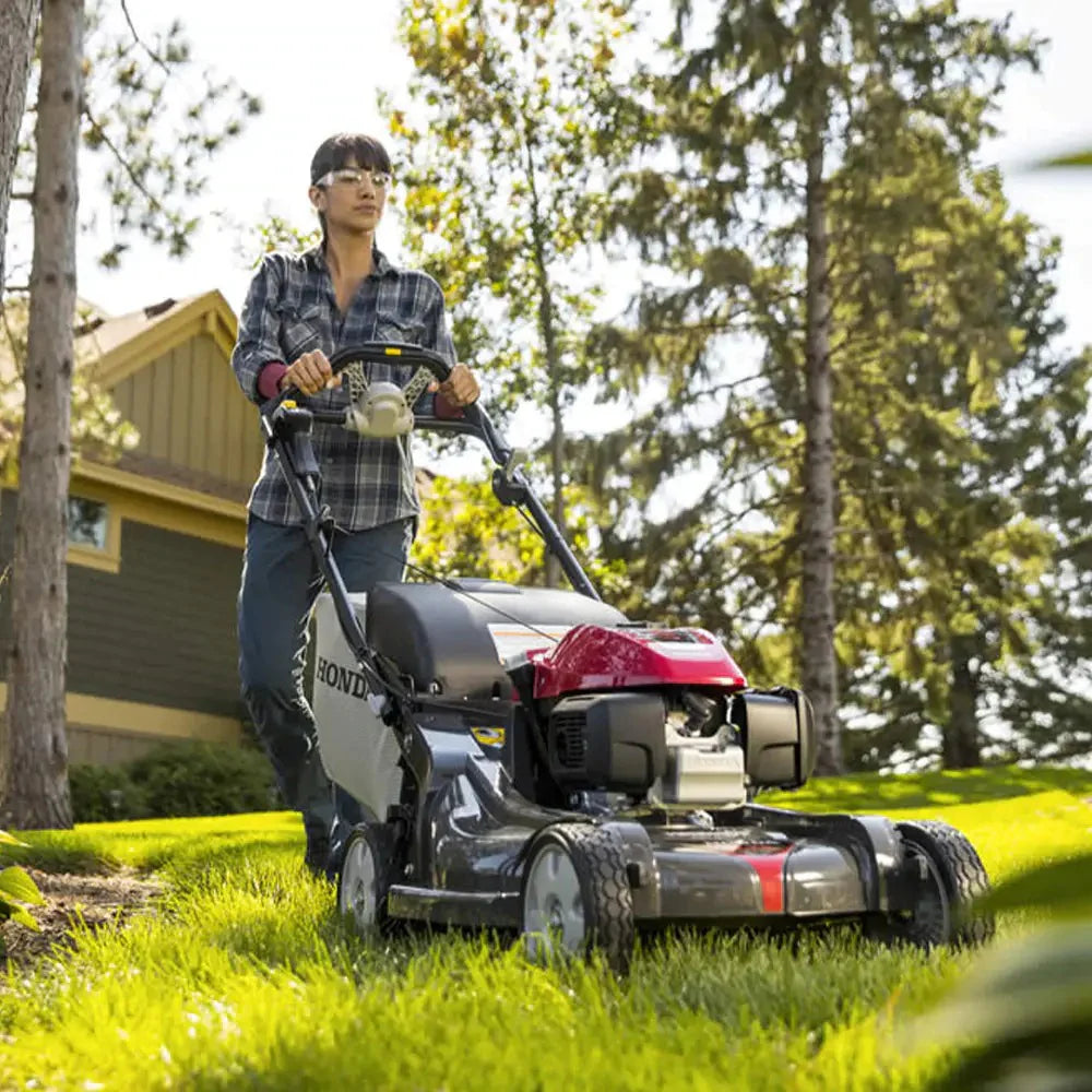 Honda 21-inch Nexite self-propelled mower deck C Versamow 4-in-1 system C hydrostatic drive C electric starter C GCV200 engine with Roto-Stop